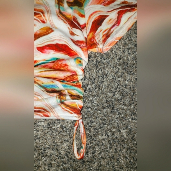 PrettyLittleThing| Abstract Print Ruched Side String Crop Top Graphic Tshirt - Picture 3 of 4